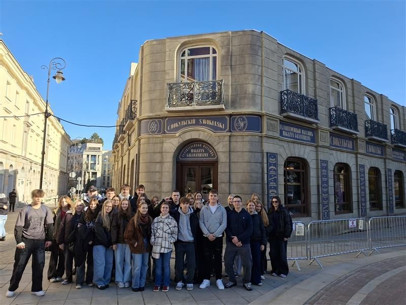 Więcej o: „Figurki w oknie sklepu stoją, 
sklep zmienia pana a świat postać”